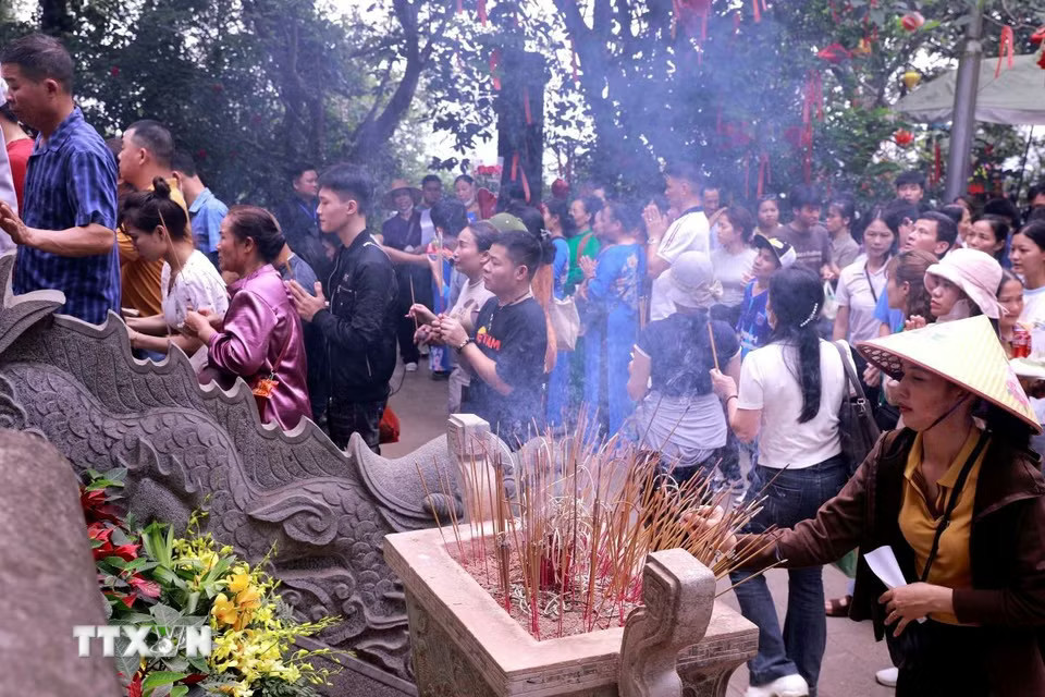 Người dân và du khách thành kính dâng hương tưởng niệm các Vua Hùng tại Đền Hùng. (Ảnh: Hoàng Hùng/TTXVN)