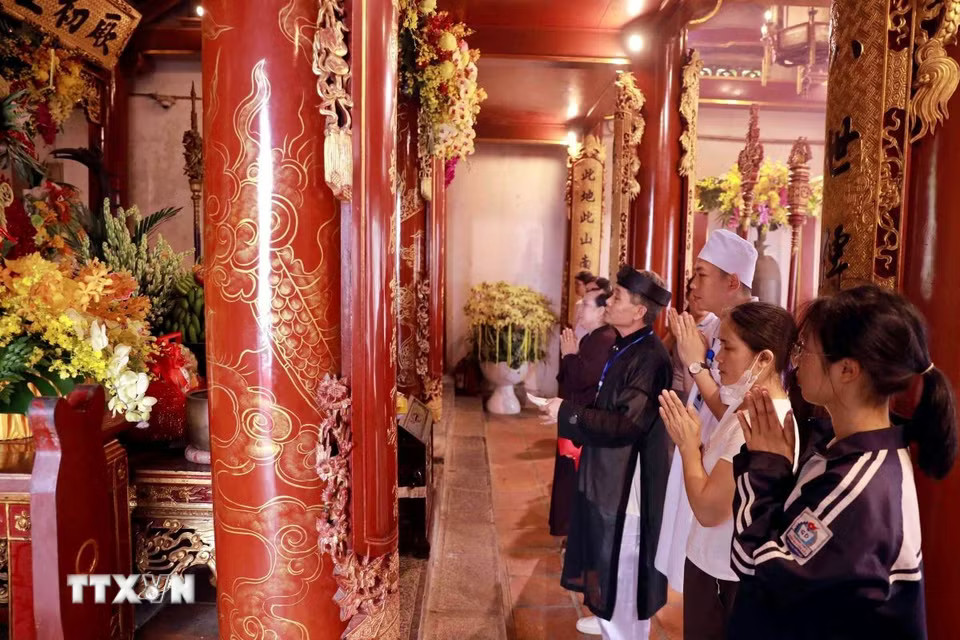 Gia đình chị Vũ Thị Thanh (xã Lập Thạch) là những người dân đầu tiên đặt chân lên khu vực Đền Thượng trong ngày Giỗ Tổ Hùng Vương. (Ảnh: Hoàng Hùng/TTXVN)
