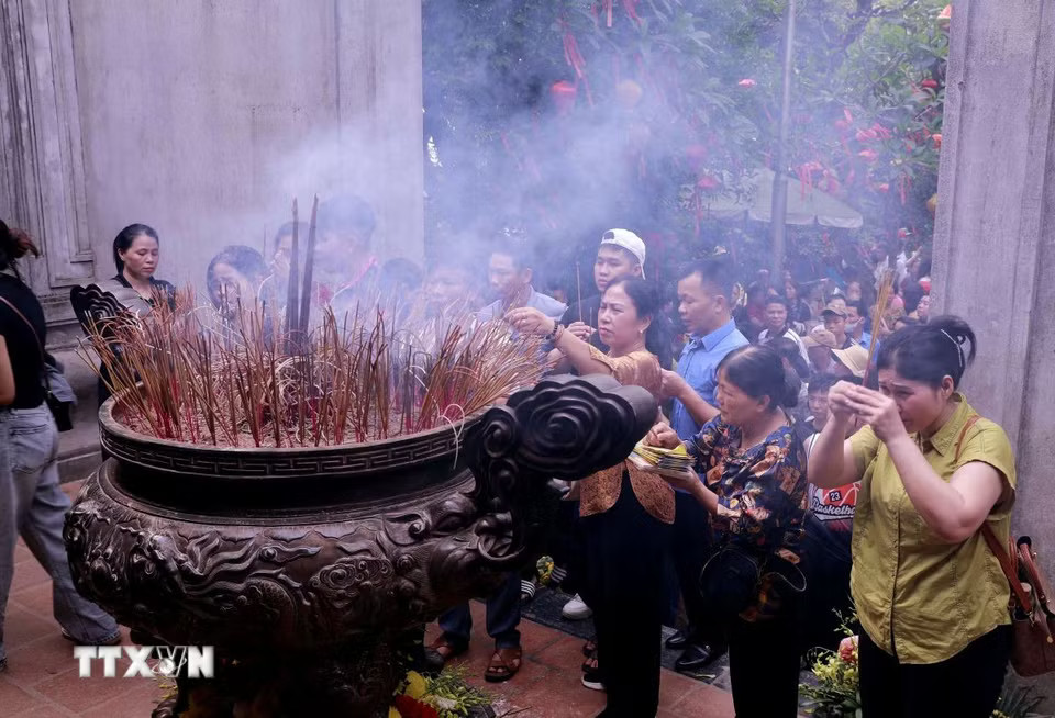 Người dân và du khách thành kính dâng hương tưởng niệm các Vua Hùng tại Đền Hùng. (Ảnh: Hoàng Hùng/TTXVN)