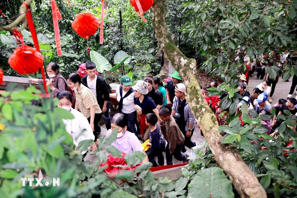 Dòng người nối dài trên các tuyến đường dẫn lên núi Nghĩa Lĩnh trong ngày Giỗ Tổ Hùng Vương. (Ảnh: Hoàng Hùng/TTXVN)