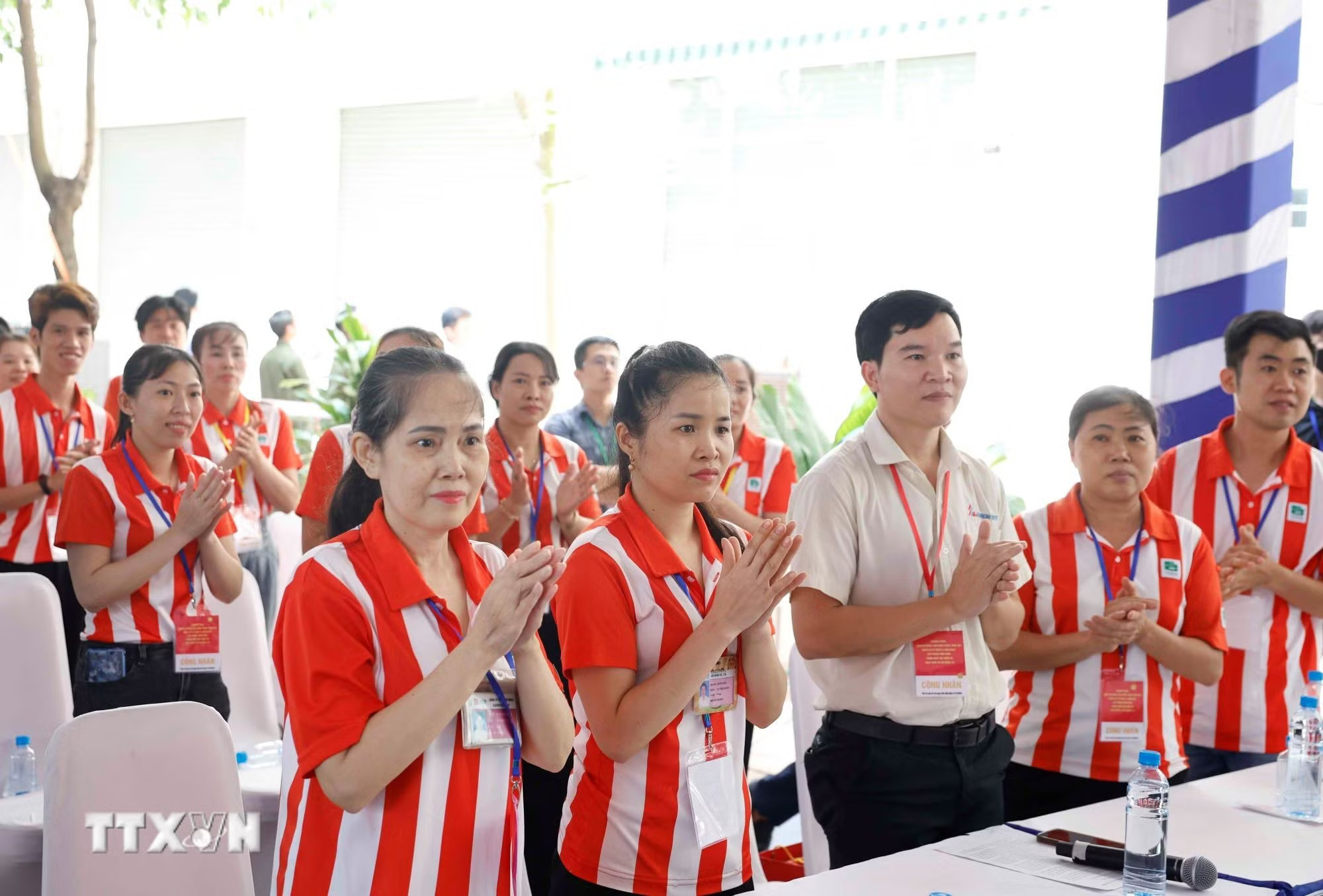 ttxvn-tong-bi-thu-chu-tich-nuoc-tham-dong-vien-cong-nhan-nguoi-lao-dong-8.jpg