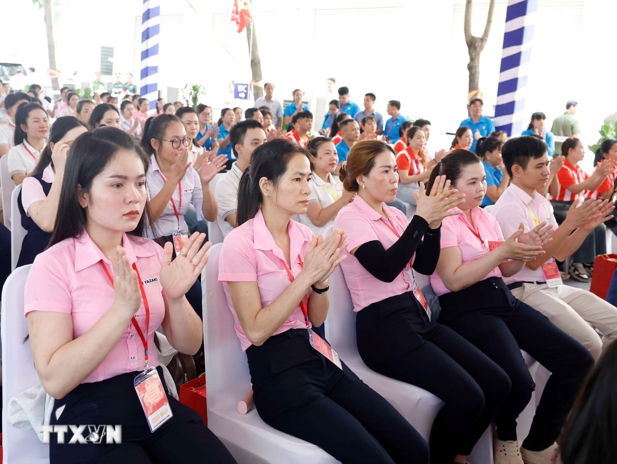ttxvn-tong-bi-thu-chu-tich-nuoc-tham-dong-vien-cong-nhan-nguoi-lao-dong-7.jpg