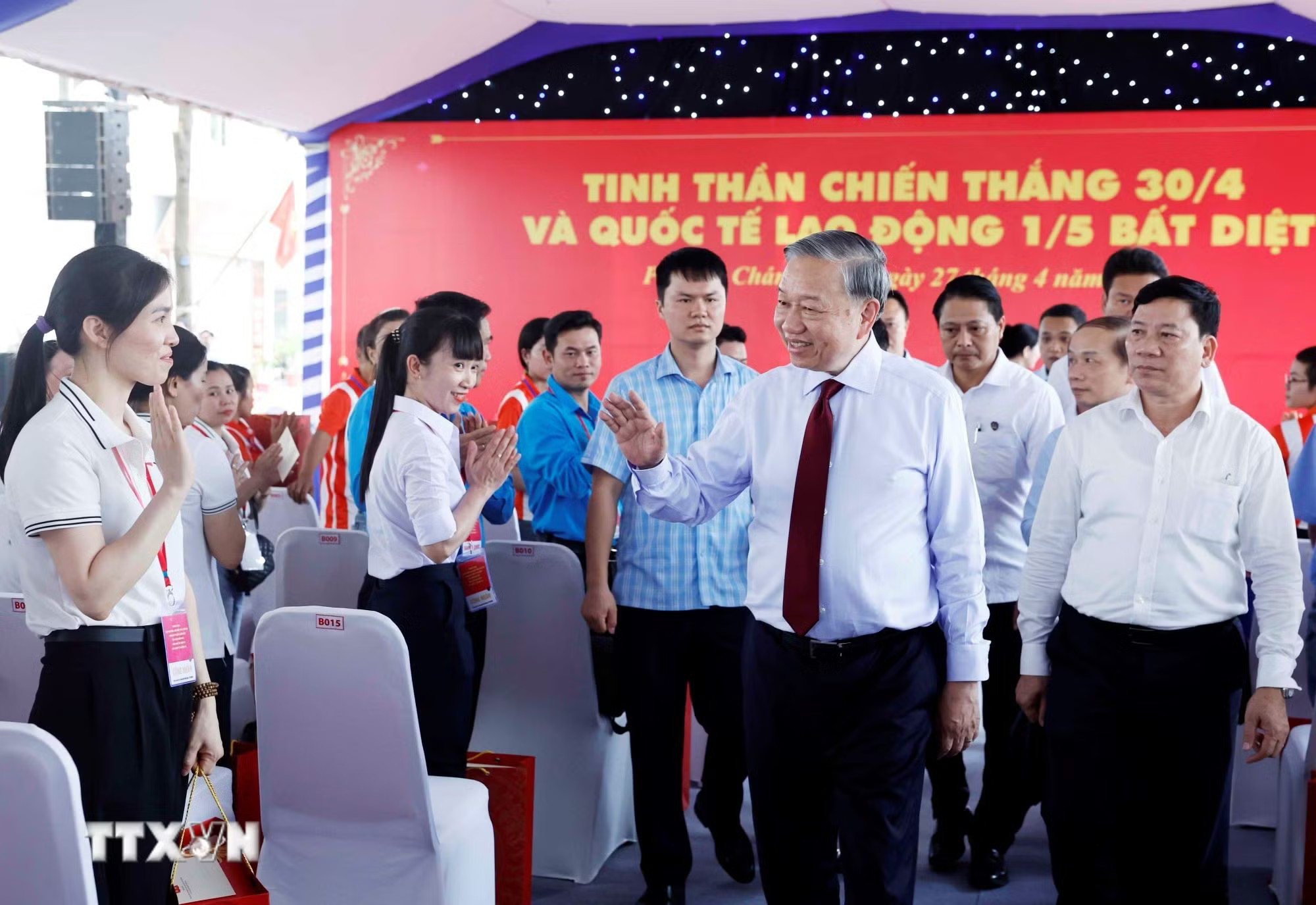 ttxvn-tong-bi-thu-chu-tich-nuoc-tham-dong-vien-cong-nhan-nguoi-lao-dong-5.jpg