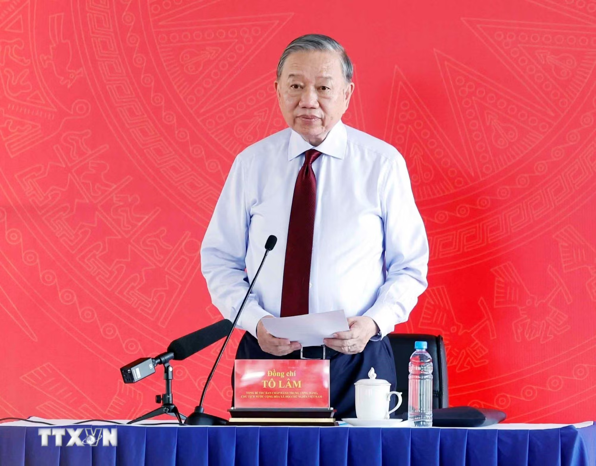 ttxvn-tong-bi-thu-chu-tich-nuoc-tham-dong-vien-cong-nhan-nguoi-lao-dong-6.jpg