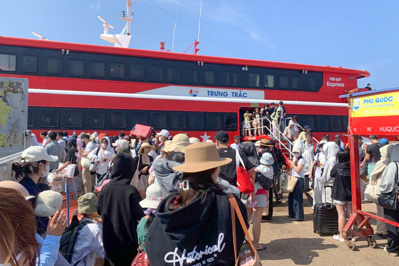 From early morning, the port was already crowded and bustling with travelers.