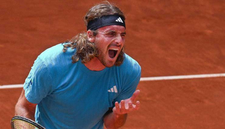 Stefanos Tsitsipas thể hiện phong độ ấn tượng trên mặt sân đất nện