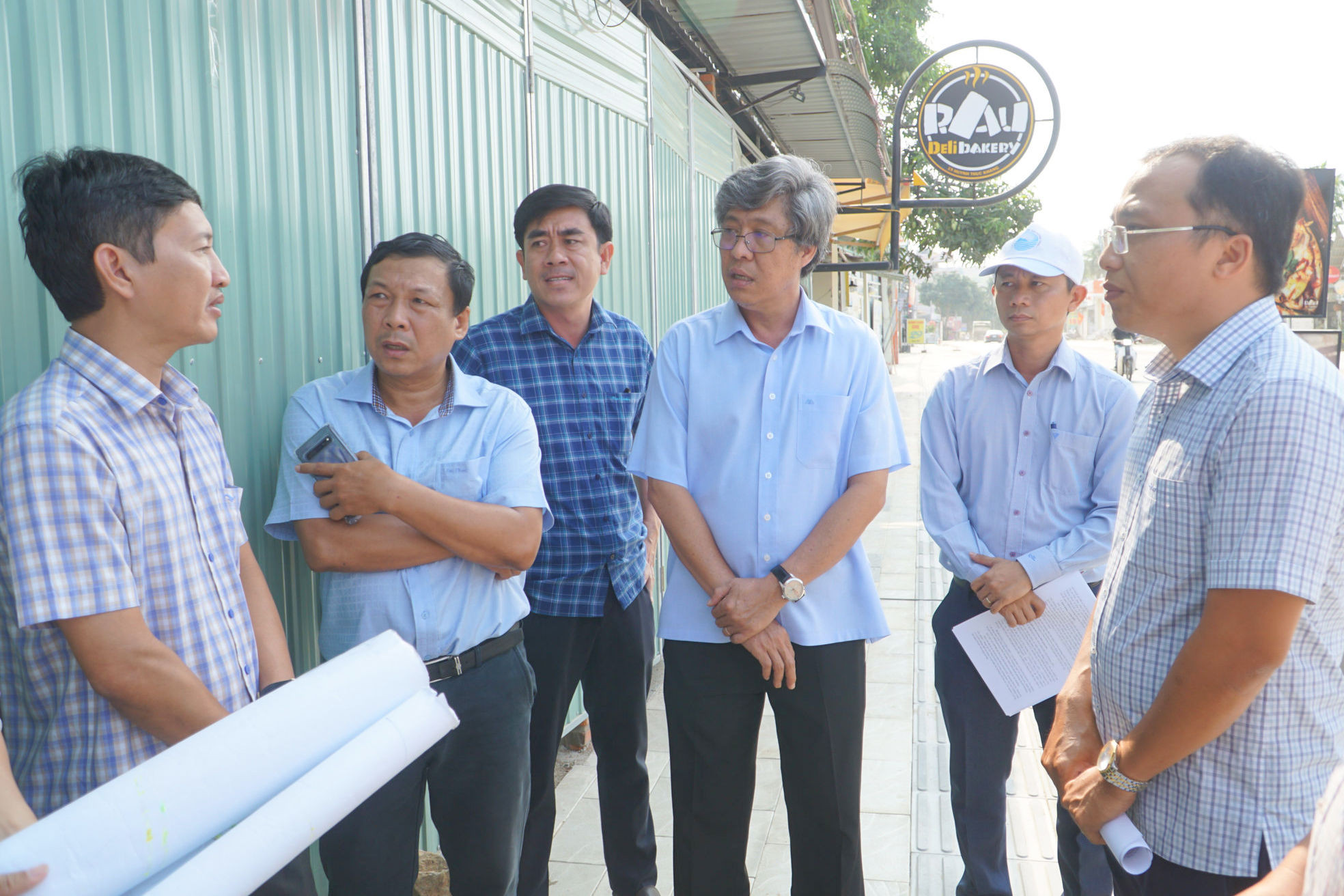 Member of the Provincial Party Committee and Vice Chairman of the People’s Committee of Lam Dong Province, and his delegation inspect the progress of the Nguyen Dinh Chieu – Huynh Thuc Khang Road upgrading project.