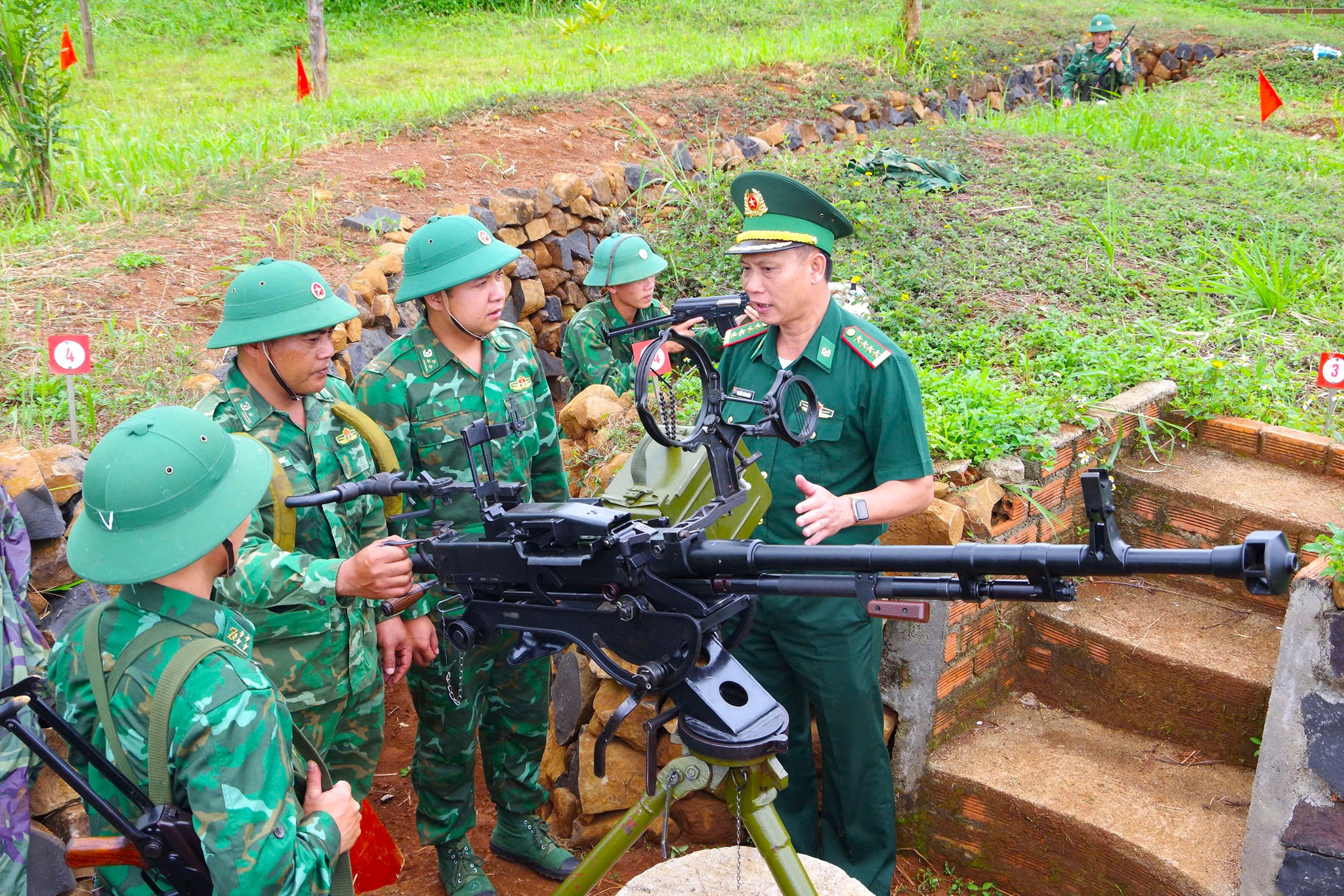 Đại tá Nguyễn Thành Đính kiểm tra công tác huấn luyện, sẵn sàng chiến đấu tại Đồn Biên phòng Cửa khẩu Thuận An