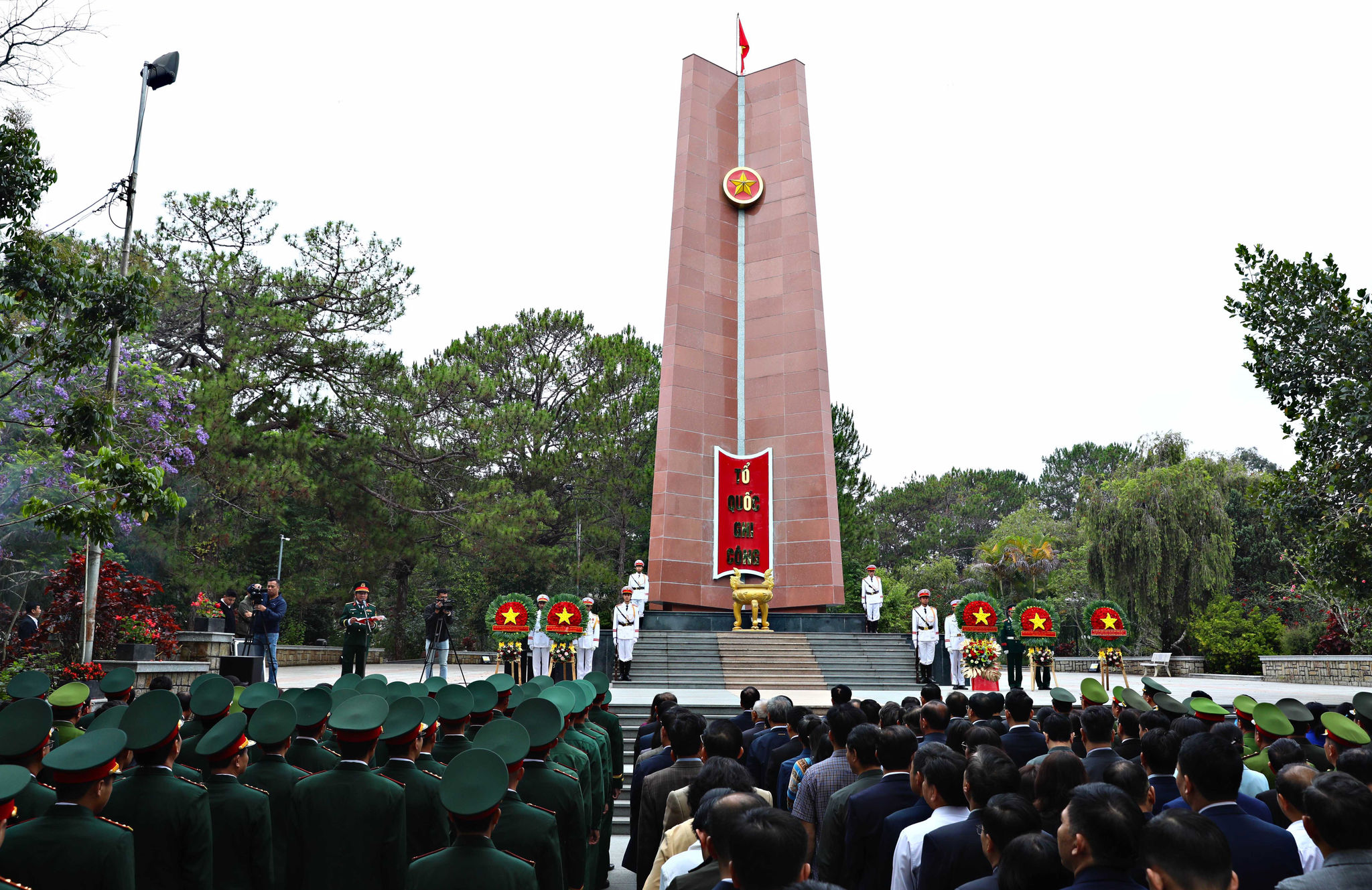 Quang cảnh lãnh đạo tỉnh Lâm Đồng cùng các ban, ngành, đoàn thể làm Lễ dâng hoa, dâng hương tưởng niệm, tri ân các Anh hùng liệt sĩ