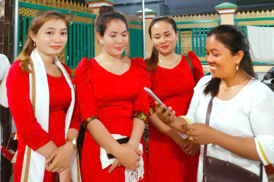 Chị Thông Thị Kim Trung (mặc áo trắng) đang trao đổi với đội múa của mình trước khi vào tập văn nghệ