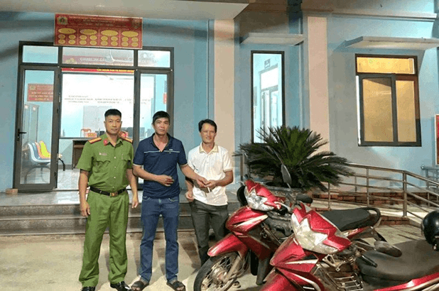 Công an xã Cát Tiên 3 chứng kiến 2 bên trao trả lại tài sản