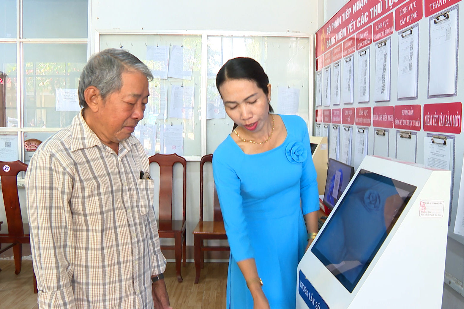 Đồng chí Y Thị Tuyết đang hướng dẫn bà con thực hiện hồ sơ trực tuyến tại Trung tâm Phục vụ hành chính công xã Trà Tân,