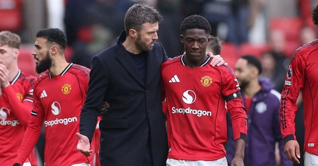 Huấn luyện viên Michael Carrick đang thúc đẩy sự phát triển của Kobbie Mainoo