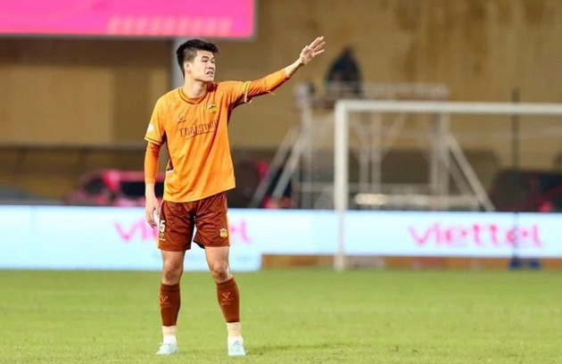 Trung vệ Đinh Quang Kiệt sở hữu chiều cao 1m95 nổi bật trong màu áo U19 Việt Nam