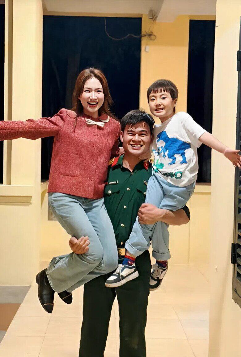 Bé Bo cực kỳ bám “bố” Cương, cho biết anh yêu thương mình nhất.