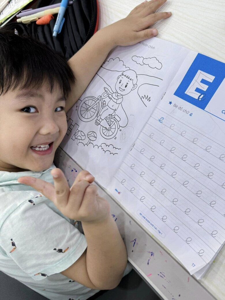 Con trai Hòa Minzy được khen viết chữ đẹp.