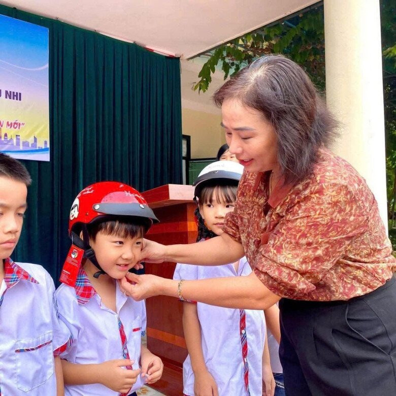 Con trai Hòa Minzy đang học tập tại trường làng ở quê ngoại.