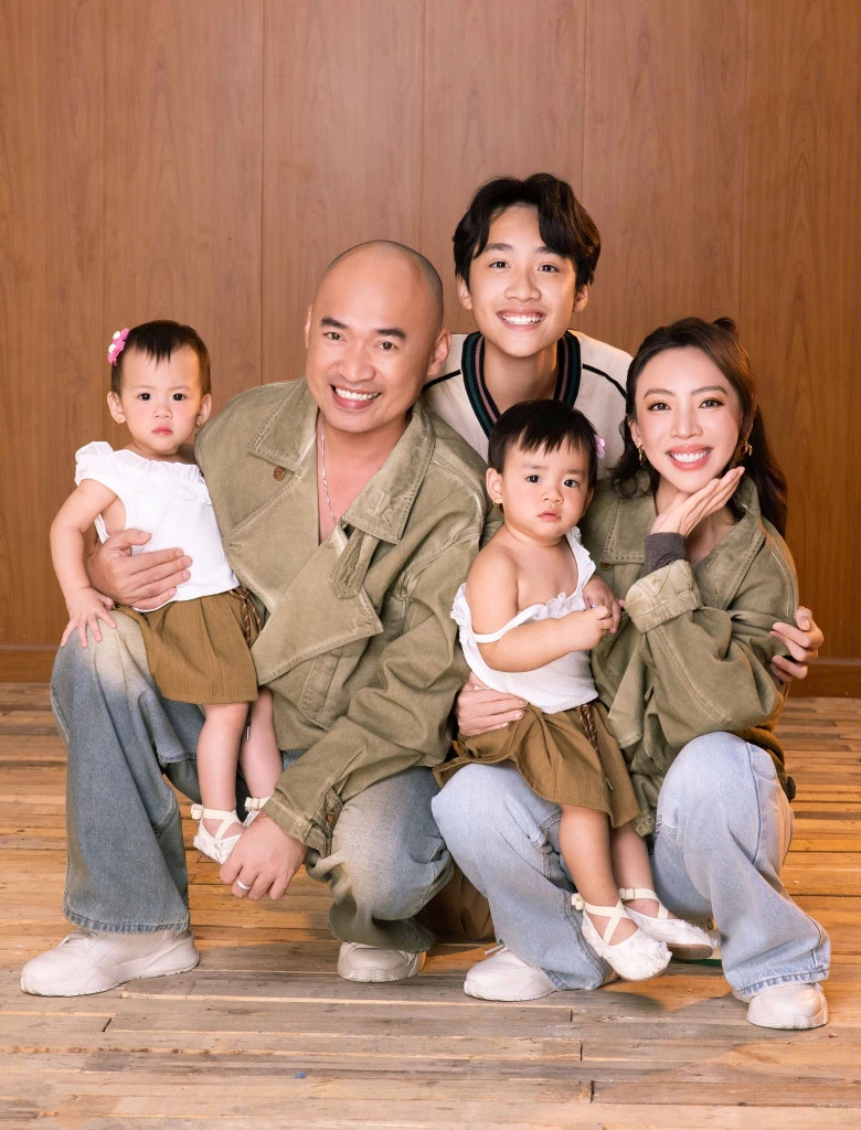 Thu Trang - Tiến Luật giới thiệu 2 bé gái sinh đôi vào đầu năm 2026.