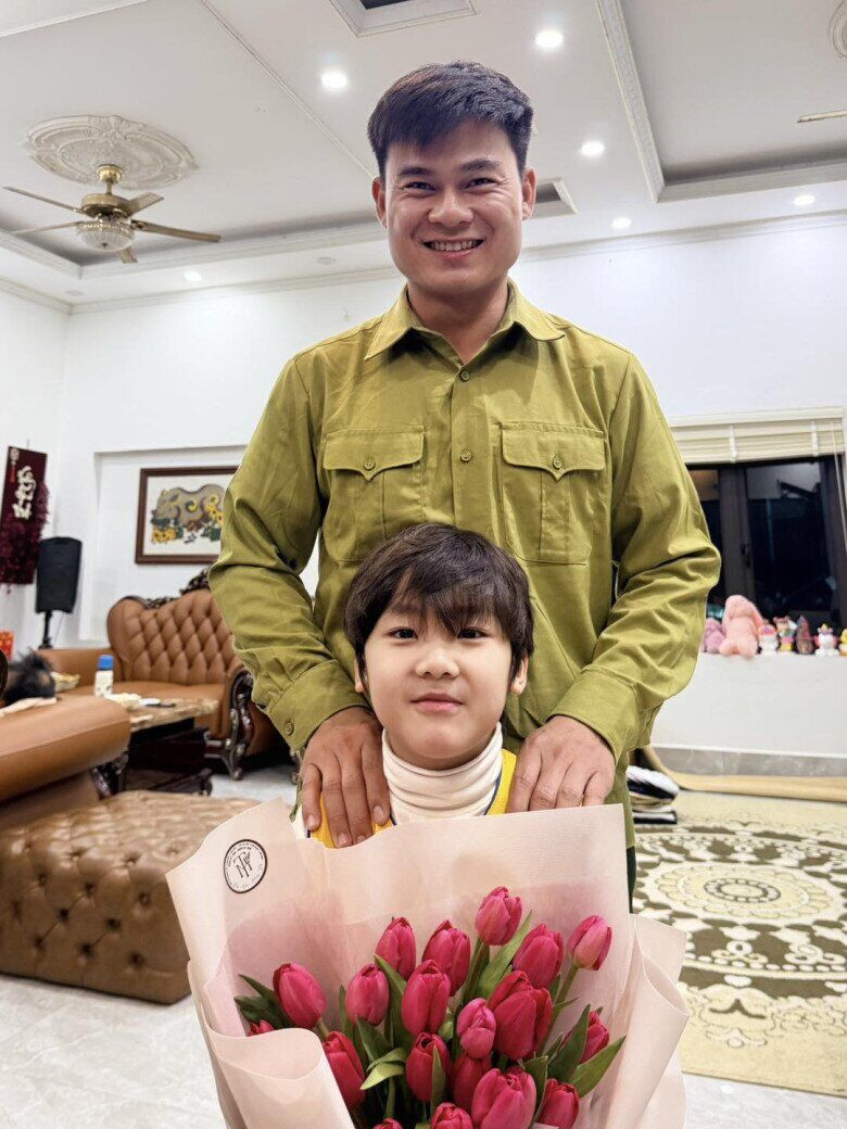 Con trai Hòa Minzy được Đại úy Thăng Văn Cương yêu thương như con ruột.