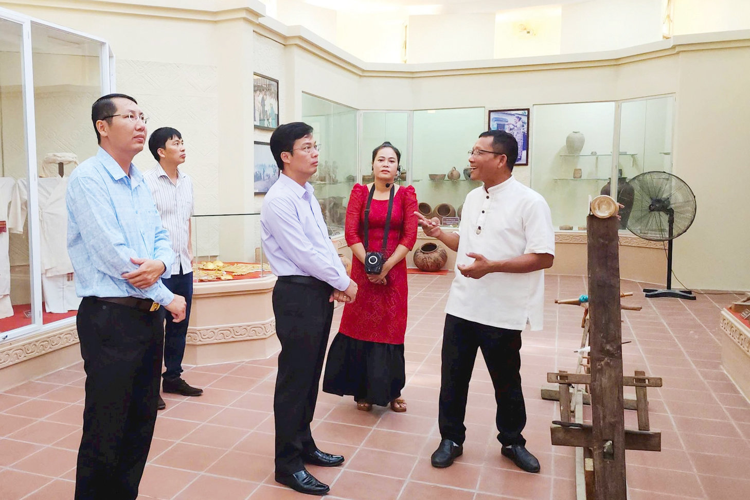 1.pho-chu-tich-ubnd-tinh-lam-dong-dinh-van-tuan-va-lanh-dao-so-van-hoa-the-thao-va-du-lich-tinh-den-tham-quan-tai-trung-tam-trung-bay-van-hoa-cham.jpg