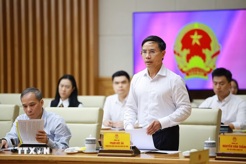 Thống đốc Ngân hàng Nhà nước Phạm Đức Ấn báo cáo tình hình hoạt động của ngành ngân hàng. (Ảnh: Dương Giang/TTXVN) ttxvn-thu-tuong-lam-viec-voi-lanh-dao-ngan-hang-nha-nuoc-4.jpg