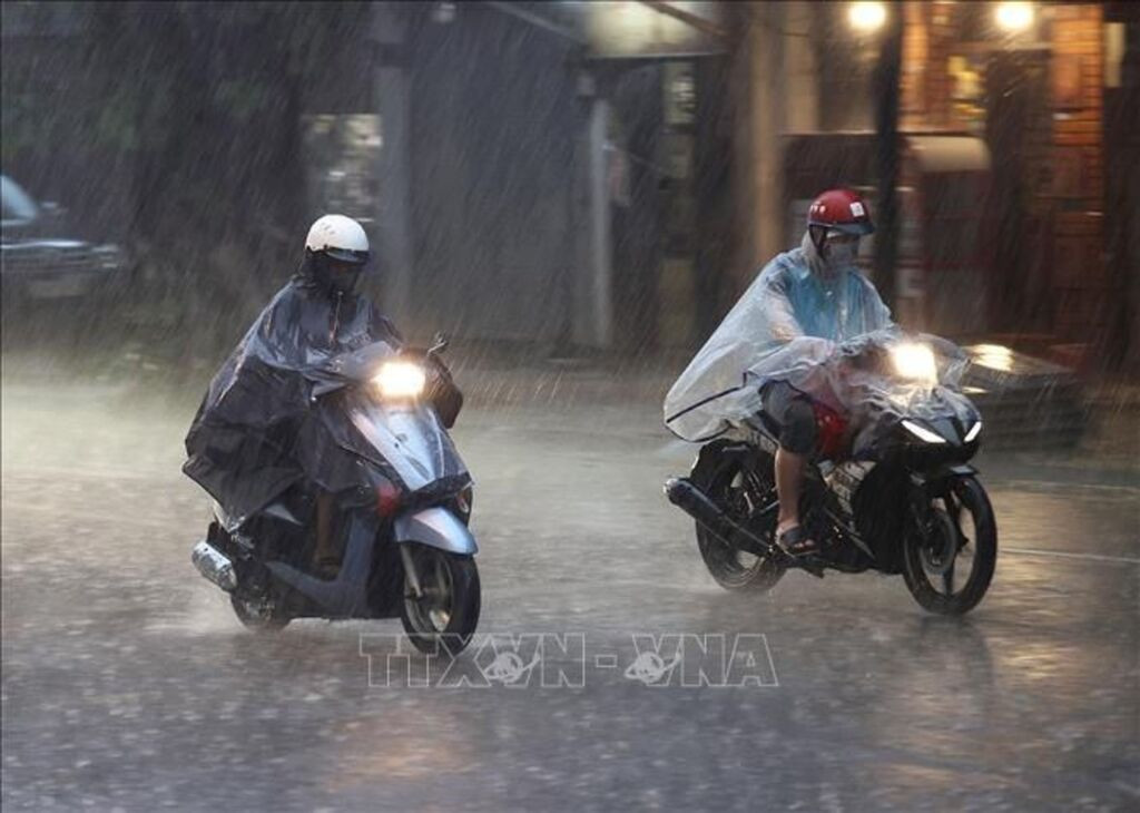 Không khí lạnh gây mưa dông ở Bắc Bộ, Nam Bộ nắng nóng