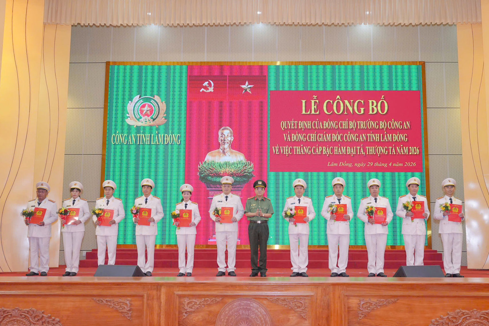 dai-ta-huynh-ngoc-liem-pho-giam-doc-cong-an-tinh-chao-quyet-dinh-cho-chi-huy-cap-phong(1).jpg