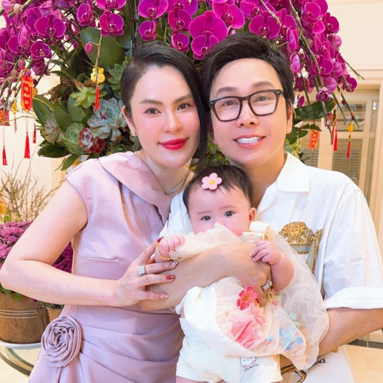 NSƯT Vũ Luân hạnh phúc khi đón con đầu lòng ở tuổi ngoài 50.