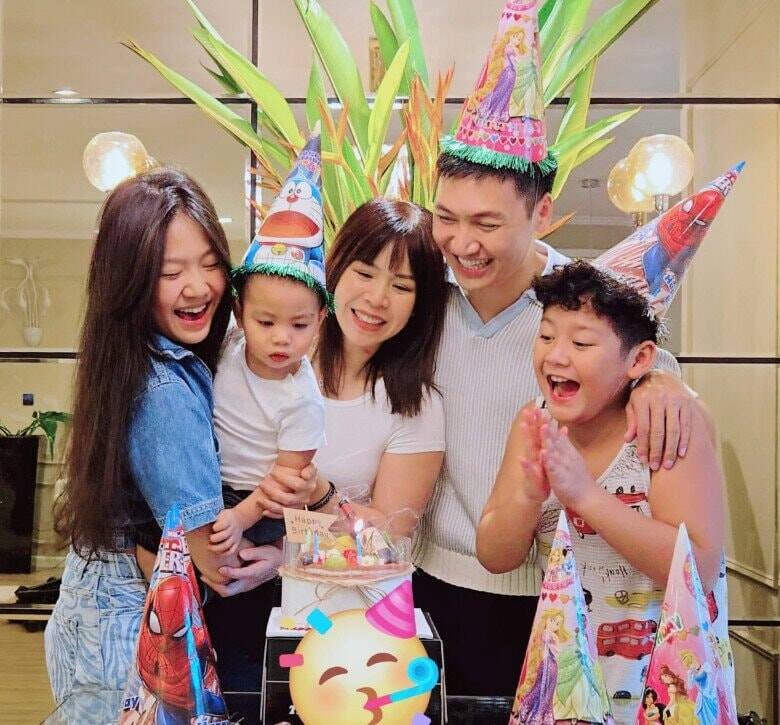 Mạnh Trường và bà xã hiện có 3 con đủ nếp, đủ tẻ.