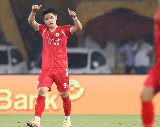 Tiền đạo Nguyễn Đình Bắc trong màu áo CLB Công an Hà Nội tại đấu trường V-League
