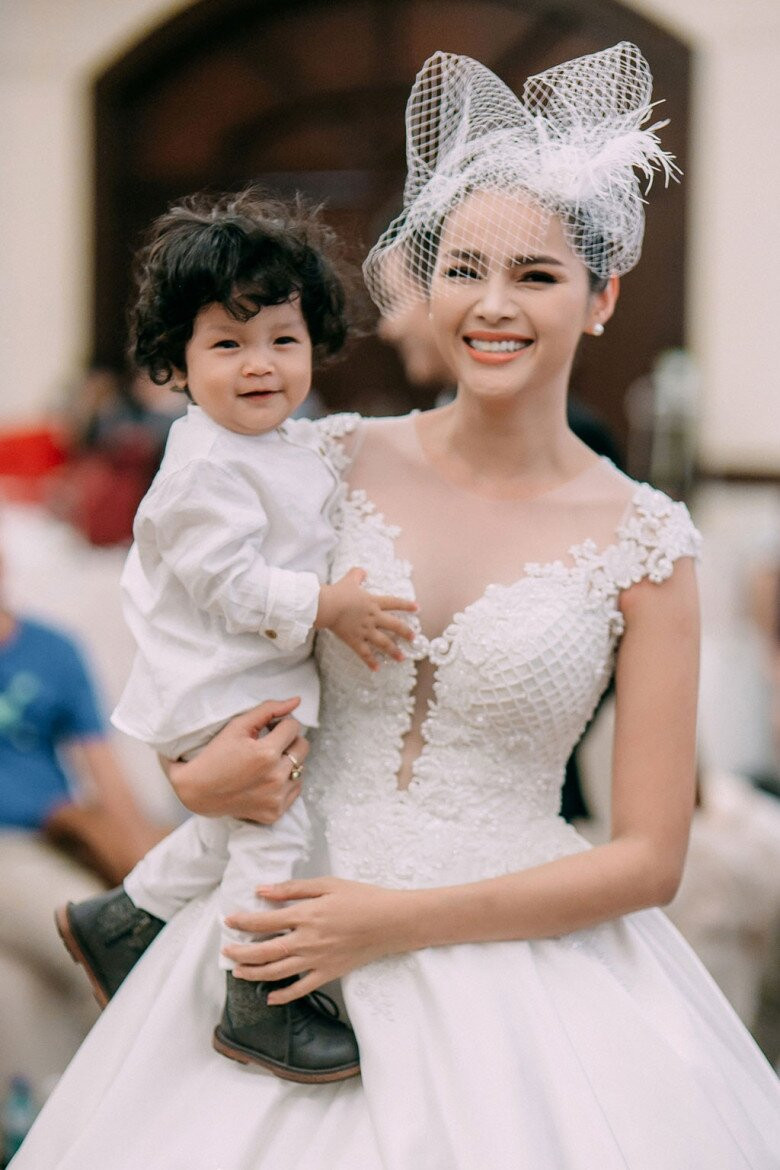 Diễm Châu và các con tại nơi ở mới sau khi chuyển về Đà Nẵng.