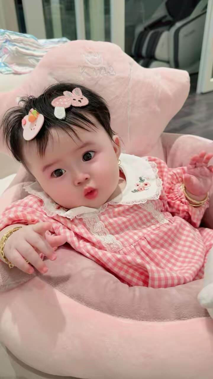Con gái của Hoa hậu Phương Lê và NSƯT Vũ Luân được yêu mến bởi sự đáng yêu, kháu khỉnh.