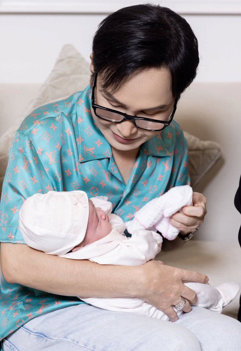 Bé Lương Bình Thụy Yên rất quấn quýt với NSƯT Vũ Luân.