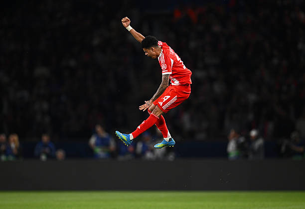 Luis Diaz nỗ lực đi bóng trong vòng vây các cầu thủ PSG.