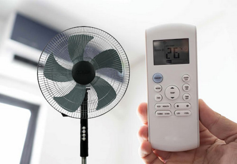 Sử dụng quạt kết hợp điều hòa giúp lưu thông không khí lạnh tốt hơn trong phòng có nhiều đồ đạc