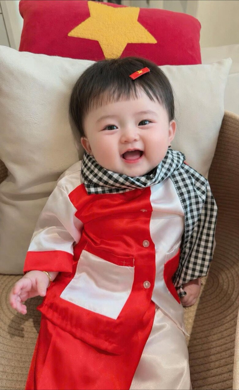 Bé Lương Bình Thụy Yên đáng yêu hết nấc trong trang phục áo bà ba, diện khăn rằn truyền thống.