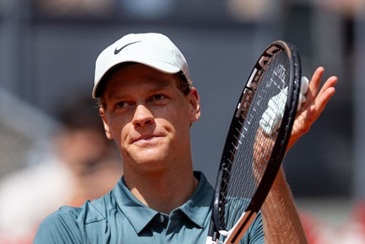 Jannik Sinner lần thứ hai lọt vào tứ kết Madrid Open và bày tỏ sự không hài lòng về lịch thi đấu.