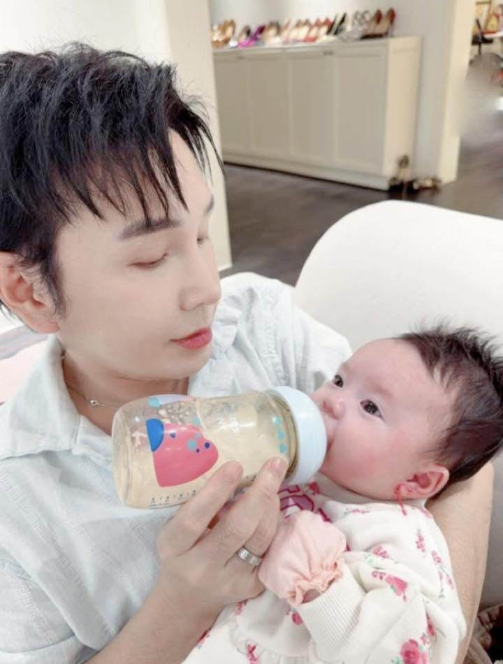Nam nghệ sĩ luôn dành thời gian tự tay chăm sóc con gái.