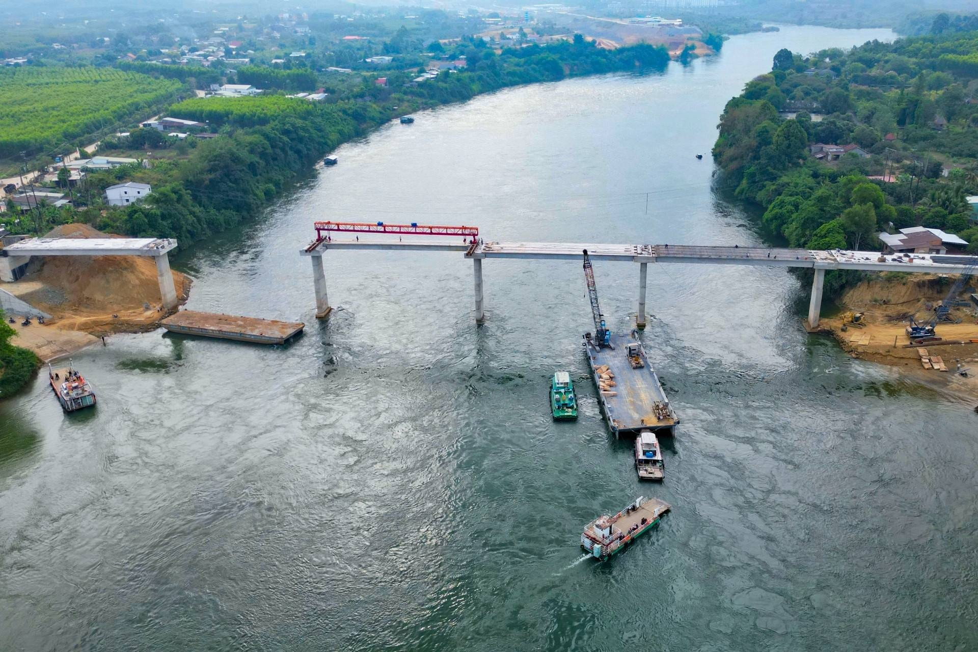 Hình ảnh cầu Hiếu Liêm đang trong giai đoạn lắp dầm chuẩn bị hợp long.
