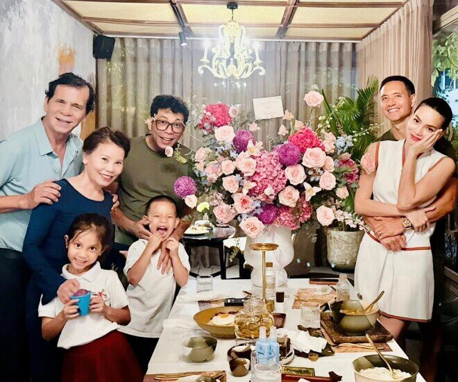 Bố mẹ Hồ Ngọc Hà cùng các con, cháu trong buổi tụ họp gia đình.