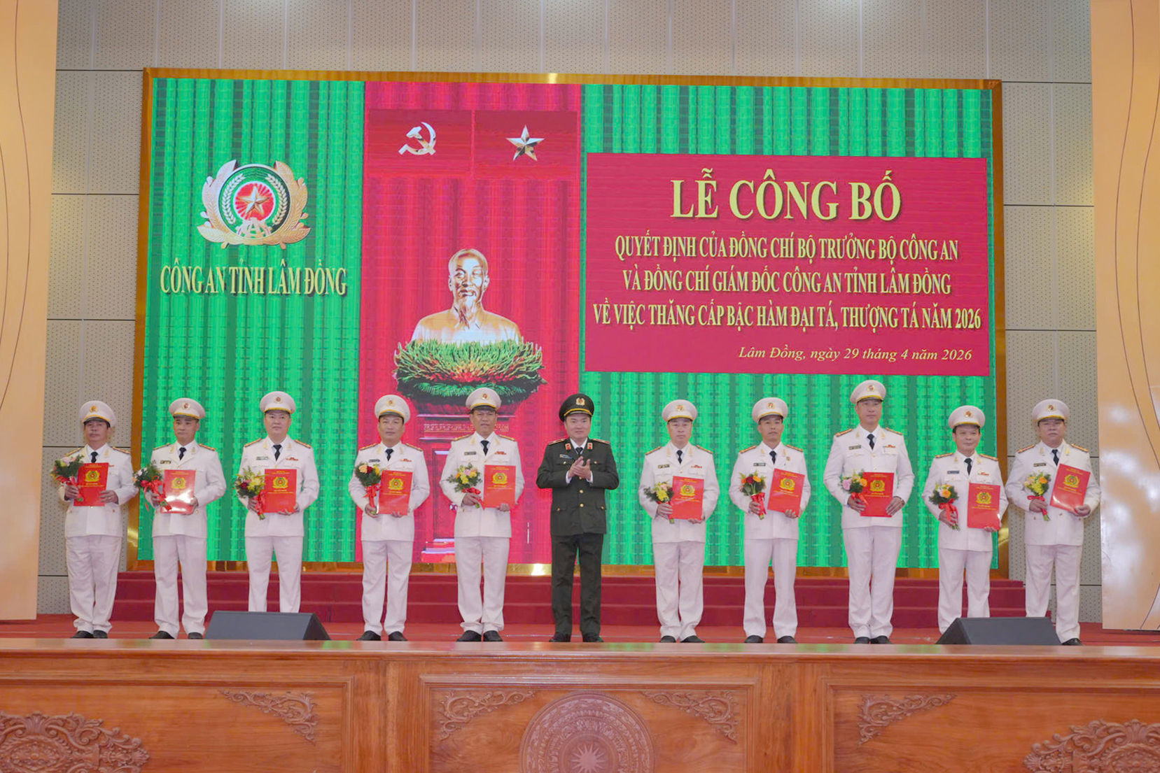 พลตรี Truong-Minh-Duong ตัดสินใจให้กับรองหัวหน้าแผนก(1).jpg