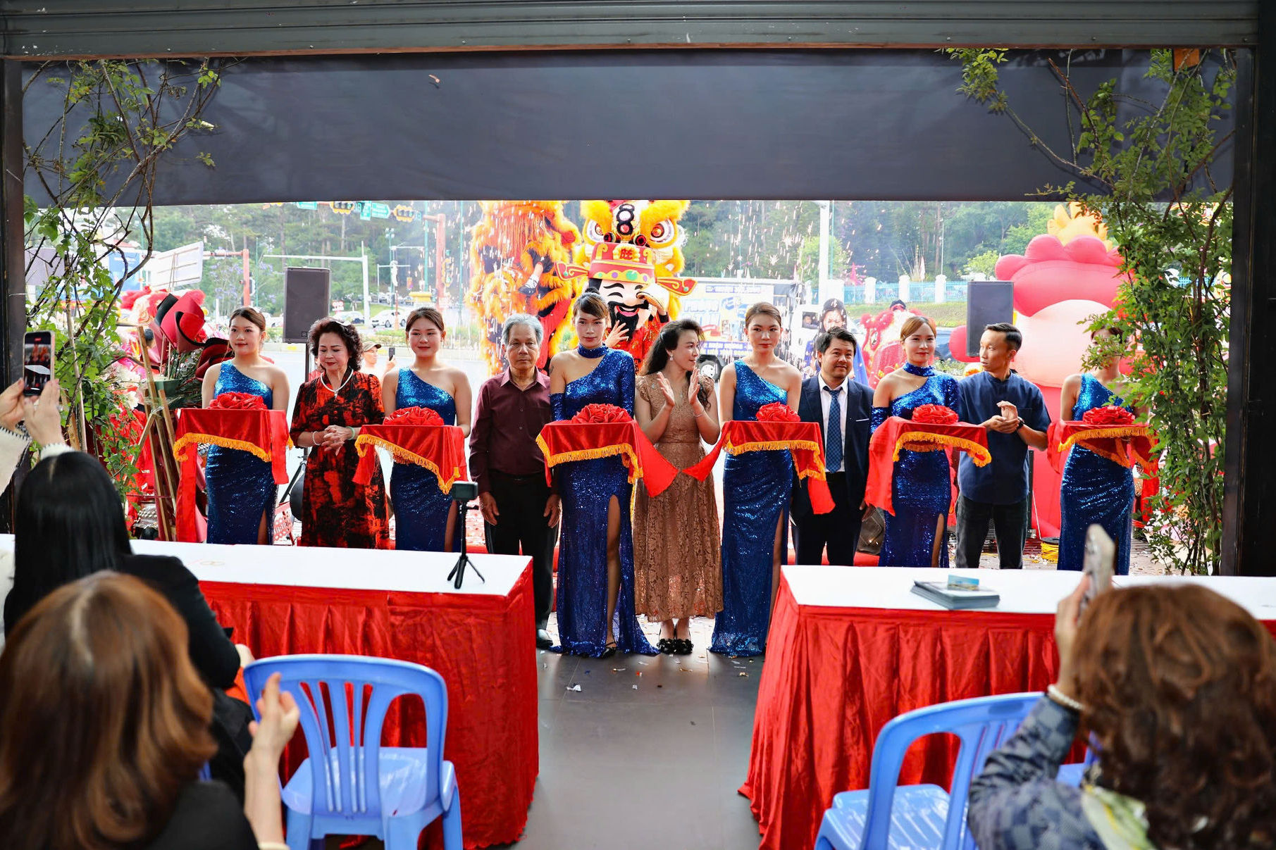 tung-bung-le-khai-truong-cua-doanh-nghiep-xe-dien-kim-cuc-79(1).jpg