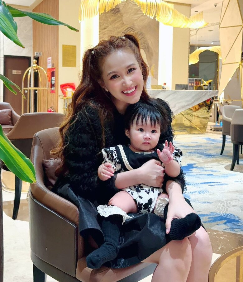 Bé Jennie nhà Phương Hằng đáng yêu trong từng khung hình sticker.