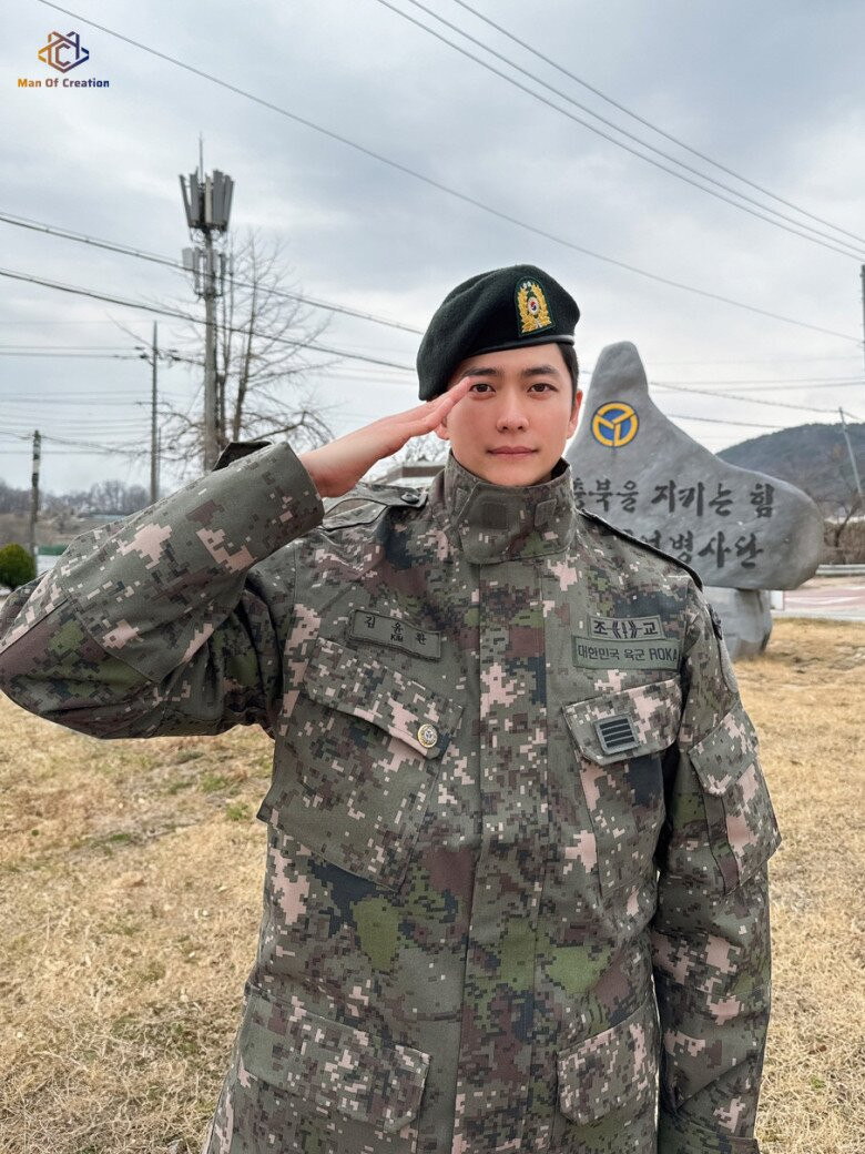 Kang Tae Oh ngày trở lại sau khi hoàn thành nghĩa vụ quân sự.
