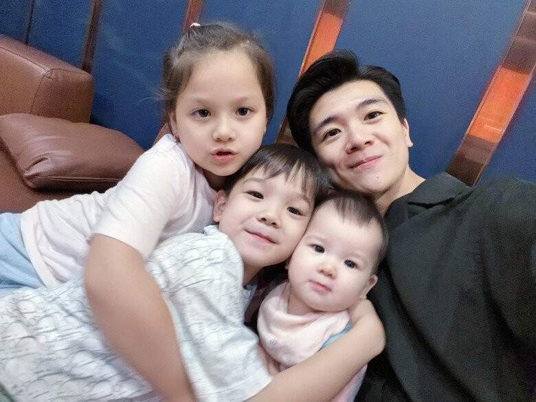 Doanh nhân Đỗ Quang Vinh và các con hào hứng tham gia trào lưu nhãn dán cá nhân.