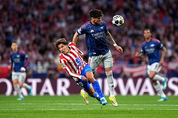 Các cầu thủ Arsenal và Atletico Madrid tranh chấp quyết liệt trên sân.