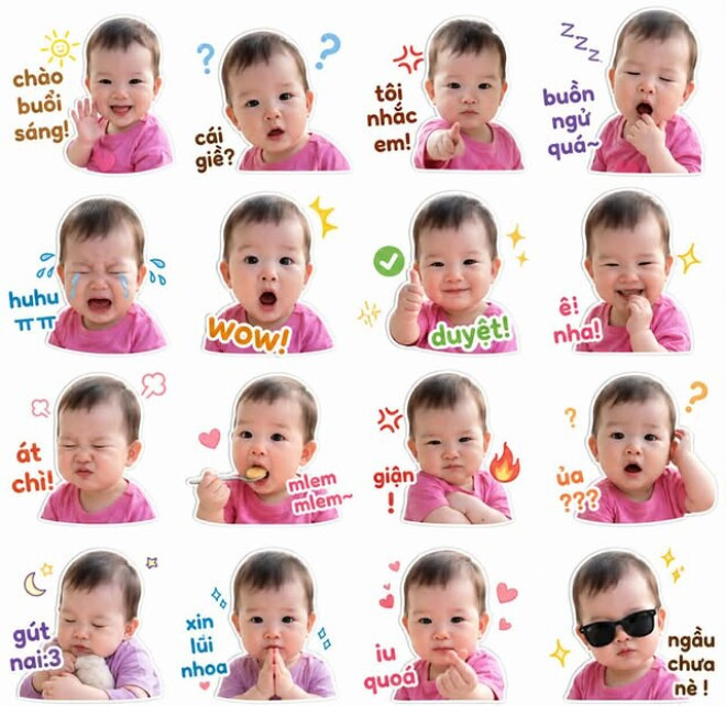 Con gái út nhà nam doanh nhân cũng sở hữu những nhãn dán cực kỳ kháu khỉnh.