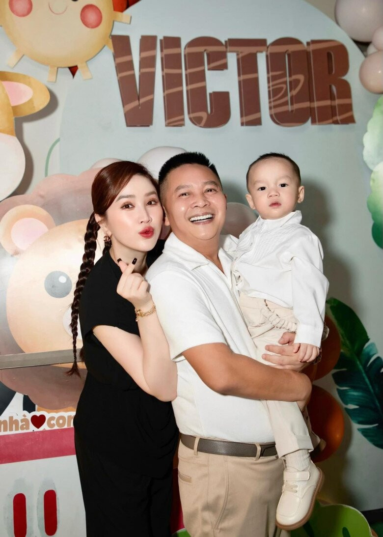 Bảo Thy và ông xã trong tiệc sinh nhật con trai.