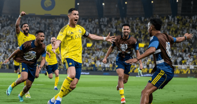 Cristiano Ronaldo đánh đầu ghi bàn mở tỷ số cho Al Nassr trong trận gặp Al Ahli.