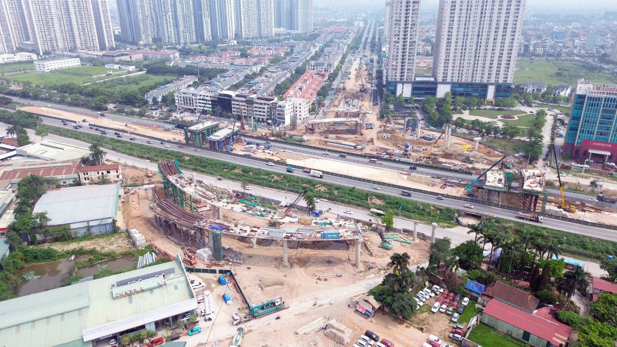 Tình trạng ùn tắc tại khu vực Vành đai 3,5 và Đại lộ Thăng Long